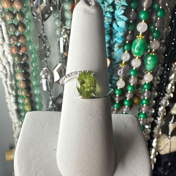 NWOT 7x9mm oval cut Peridot w/ accent cz diamonds all in sterling silver, ring! - Picture 11 of 11